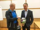 Puheenjohtajakautensa vuoden lopussa päättävä Ralf Sund onnittelee uutta puheenjohtajaa. Kuva: Kai Lindqvist
